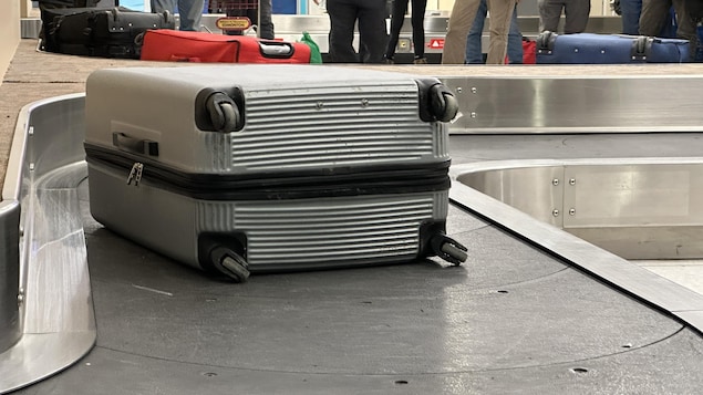Des voyageurs attendent leurs bagages à l'aéroport international d'Edmonton, le 2 février 2024.