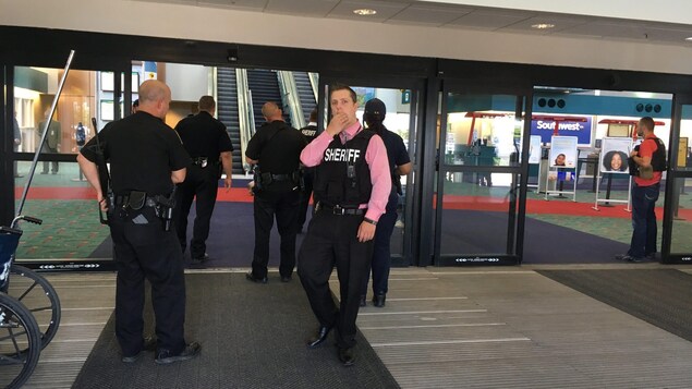 L’aéroport international Bishop de Flint a été évacué, rapporte la police locale. L’aéroport international Bishop de Flint a été évacué, rapporte la police locale.