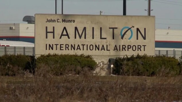 Un mort et quatre blessés dans un accident à l’aéroport de Hamilton