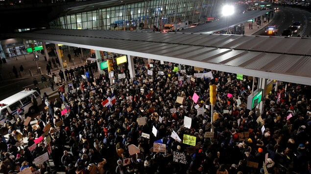 Plusieurs centaines de manifestants se sont rassemblés dans le stationnement du Terminal 4 de l'aéroport John F. Kennedy, à New York.