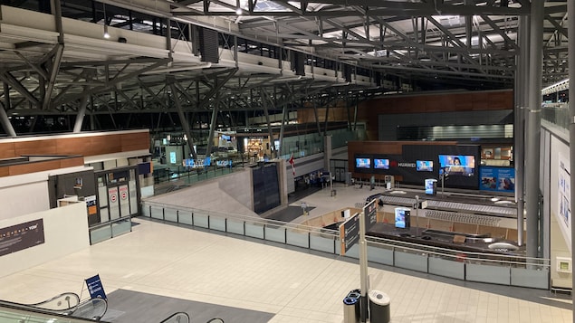 L'intérieur de l'aéroport d'Ottawa, vide.