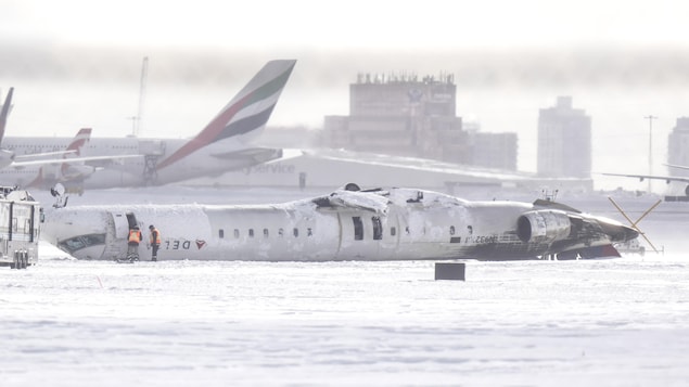 L'avion de Delta Airlines renversé sur le tarmac de  l'aéroport Pearson de Toronto le 18 février 2025.