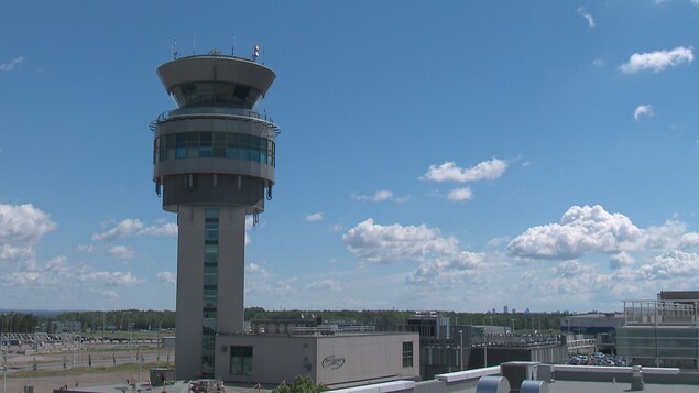 La tour de contrôle de l'Aéroport international Jean-Lesage de Québec.