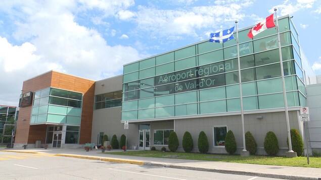 La façade de l'aéroport régional de Val-d'Or.