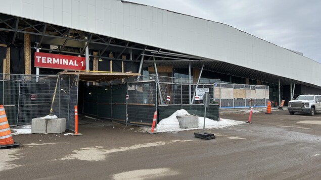 Terminal de l’aéroport : la ministre Laforest veut conserver un revêtement en aluminium