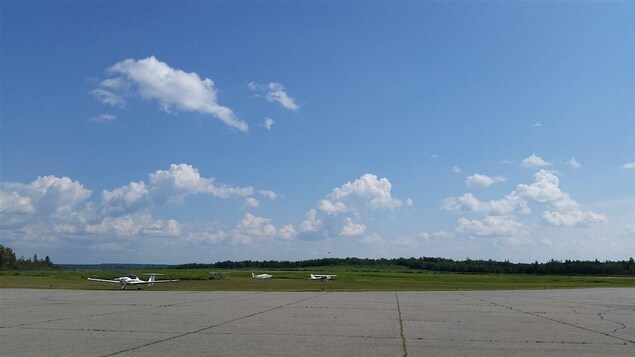 De petits avions sont posés à l'aéroport de Sherbrooke, en été 