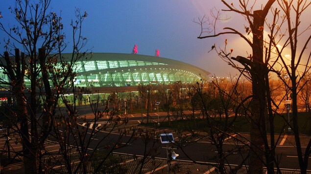 Plan d'ensemble d'un terminal de l'aéroport au crépuscule.