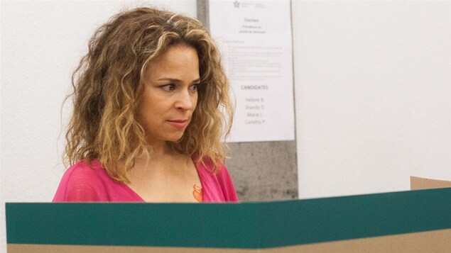 L'actrice a des cheveux frisés blonds et regarde dans le vague. L'actrice a des cheveux frisés blonds et regarde dans le vague.