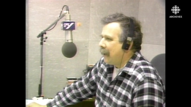 L'animateur André Arthur à son micro dans un studio radio.