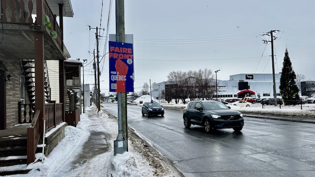 Une pancarte avec la mention Faire front pour le Québec est installée sur un poteau en hiver.