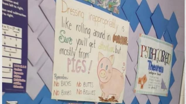 L'affiche dit en anglais que « S'habiller de façon inappropriée, c'est comme se rouler dans le fumier. Bien sûr, tu vas attirer l'attention, mais surtout celle des porcs. »