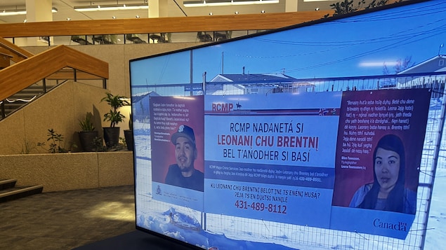 La photo d'une affiche en déné avec les photos des deux victimes est diffusée dur un écran à l'intérieur du quartier général de la GRC au Manitoba à Winnipeg.