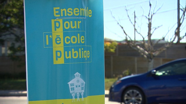 Une affiche de la Fédération des syndicats de l'enseignement interpelle les électeurs au sujet de l'éducation. Une affiche de la Fédération des syndicats de l'enseignement interpelle les électeurs au sujet de l'éducation.