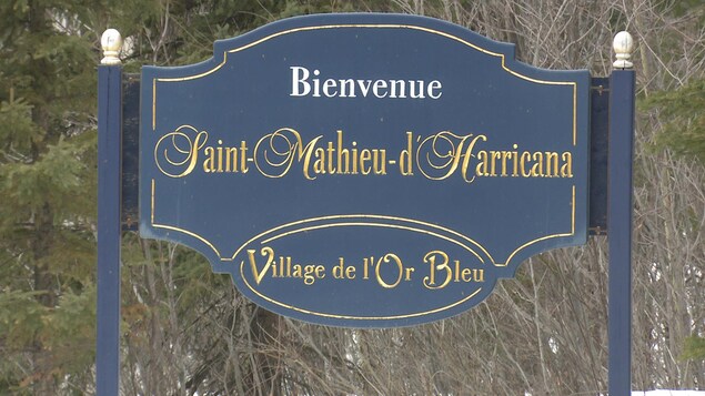 Affiche à l'entrée du village de St-Mathieu-d'Harricana, ayant pour slogan « Village de l'Or bleu ». Affiche à l'entrée du village de St-Mathieu-d'Harricana, ayant pour slogan « Village de l'Or bleu ».