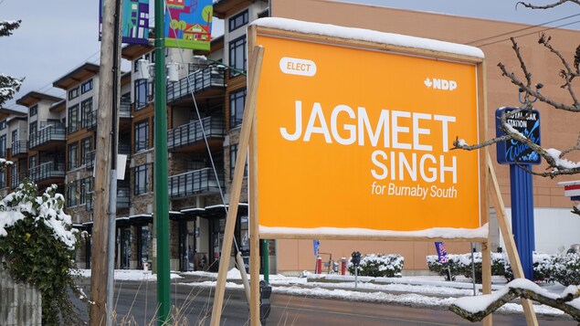 Une affiche électorale de Jagmeet Singh dans la circonscription de Burnaby-Sud.