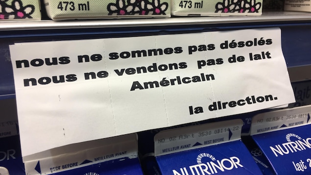 Inscription : « Nous ne sommes pas désolés nous ne vendons pas de lait américain ». Inscription : « Nous ne sommes pas désolés nous ne vendons pas de lait américain ».