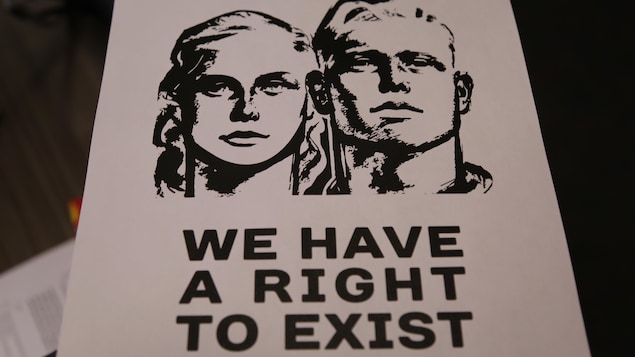 L'une des affiches montre un couple blanc et comporte le message « Nous avons le droit d'exister ».