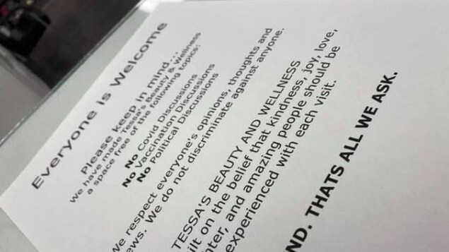 Interdiction de parler de COVID-19 dans un salon de coiffure en Saskatchewan