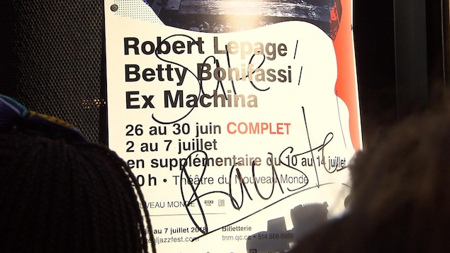 Une affiche du spectacle SLAV vandalisée