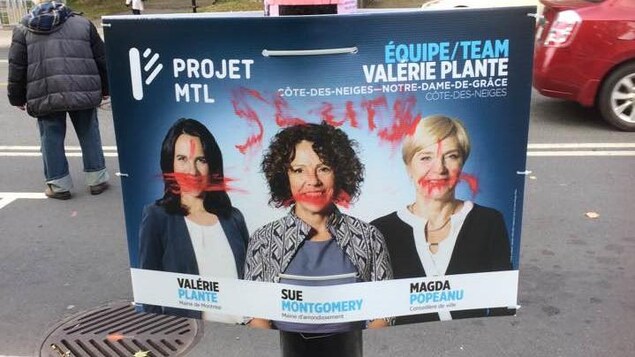 Une affiche de Sue Montgomery, candidate à la mairie de Côte-des-Neiges-Notre-Dame-de-Grâce, porte l'inscription « sluts », ce qui veut dire « traînées ». Une affiche de Sue Montgomery, candidate à la mairie de Côte-des-Neiges-Notre-Dame-de-Grâce, porte l'inscription « sluts », ce qui veut dire « traînées ».