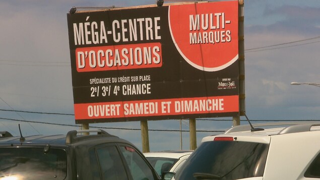 Sur l'affiche est écrit : «Spécialiste du crédit sur place, 2e, 32, 4e chance»