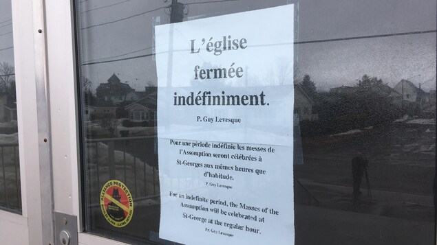 Des affichettes sur les portes avant de l'église indiquent qu'elle sera fermée pour une période indéterminée. Des affichettes sur les portes avant de l'église indiquent qu'elle sera fermée pour une période indéterminée.