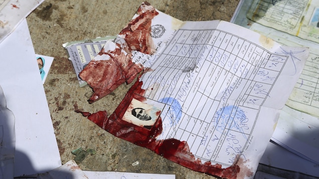 Des documents d'identité maculés de sang après un attentat-suicide à Kaboul, en Afghanistan Des documents d'identité maculés de sang après un attentat-suicide à Kaboul, en Afghanistan