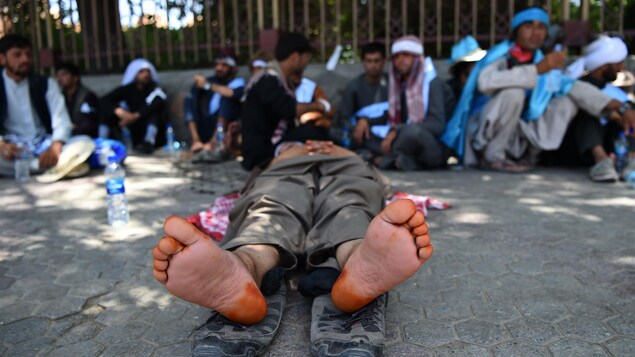 Gros plan des pieds blessés d'un des marcheurs, couché sur un trottoir de Kaboul. Gros plan des pieds blessés d'un des marcheurs, couché sur un trottoir de Kaboul.
