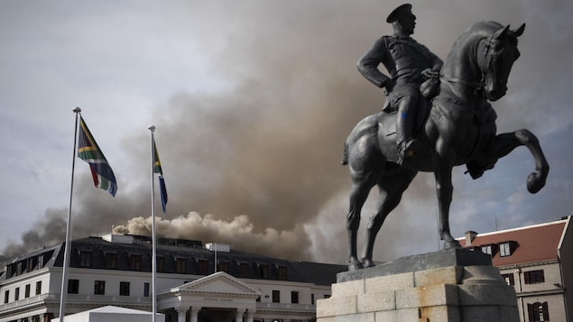 Afrique du Sud : l’incendie dévastateur au Parlement reprend après une accalmie