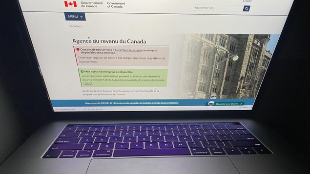 Un écran d'ordinateur sur lequel s'affiche un message de services temporairement indisponibles sur le site web du gouvernement du Canada.