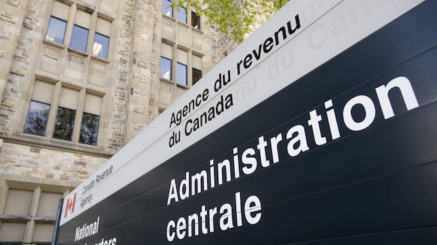 Une enseigne annonce les bureaux de l'administration centrale de l'Agence du revenu du Canada, à Ottawa.