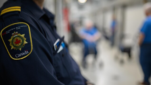 Un agent des services correctionnels surveille une section à sécurité minimale dans un pénitencier de Laval.