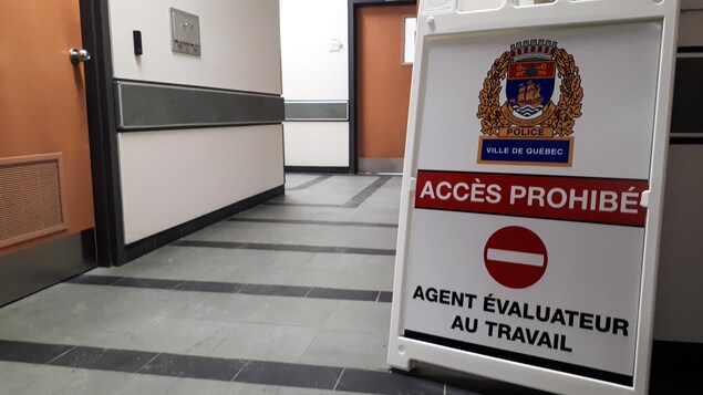 Une pancarte annonçant une interdiction d'entrer dans un local d'un poste de police à Québec en raison d'un examen d'un agent évaluateur relativement à la détection de drogues. Une pancarte annonçant une interdiction d'entrer dans un local d'un poste de police à Québec en raison d'un examen d'un agent évaluateur relativement à la détection de drogues.