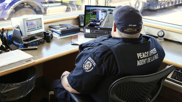 Les Agents De La Securite Routiere Et Les Sherifs Du N B Sont Armes Radio Canada Ca