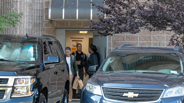 Des agents du FBI quittent la prison du Metropolitan Correctional Center à New York.