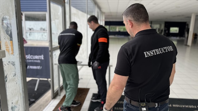 Une formation d'agents de sécurité, en banlieue de Paris.