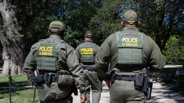 Des agents de la police des frontières américaine de dos.