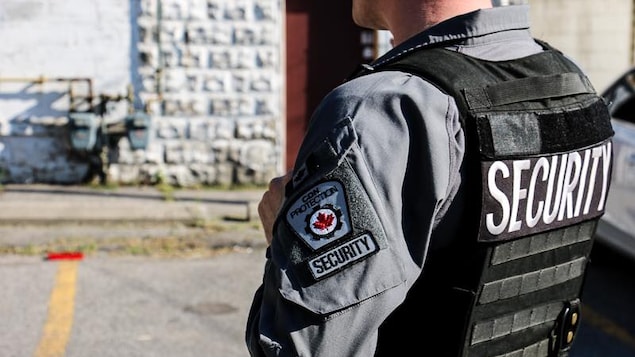 Un agent de sécurité de CDN Protection à l'extérieur.