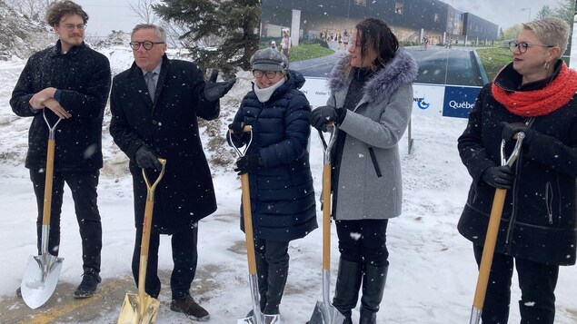 Gilles Lehouillier tient une pelle dorée.