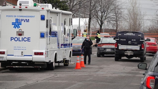 Poste de commandement du SPVM sur une scène de crime.