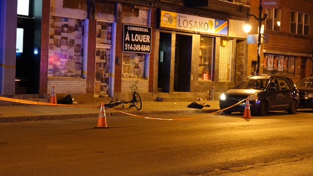 Un périmètre de sécurité, qui encadre un vélo à terre, est installé.