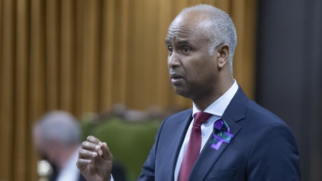 Le ministre Hussen se défend d’avoir tardé à couper les fonds à un organisme controversé