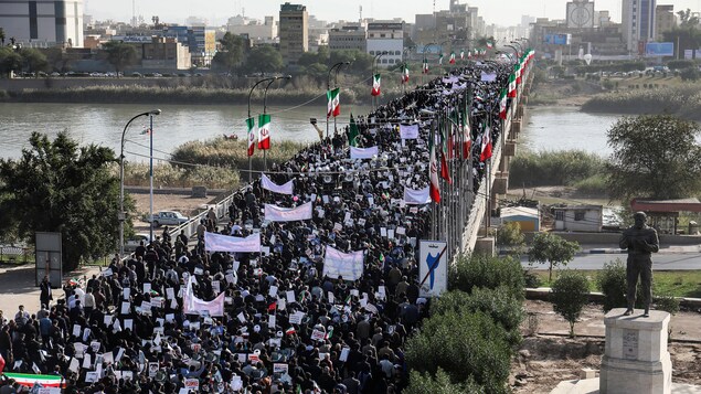 Des gens défilent sur un pont à Ahvaz. Des gens défilent sur un pont à Ahvaz.