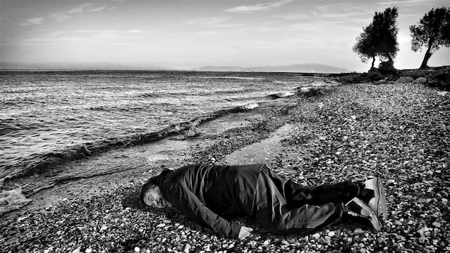 L'artiste Ai Weiwei pose en Alan Kurdi sur une plage de Lesbos L'artiste Ai Weiwei pose en Alan Kurdi sur une plage de Lesbos