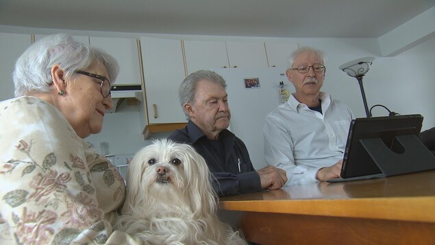 Émile Genest entouré de la proche aidante Doris Roy et du bénévole Michael Samvorski.