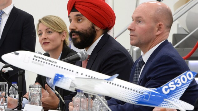 Les ministres fédéraux Navdeep et Mélanie Joly ont annoncé le prêt accordé à Bombardier, en présence du président et chef de la direction de l’entreprise, Alain Bellemare.