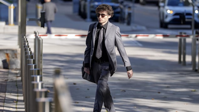 Aiden Pleterski, surnommé le « roi de la crypto », pénètre dans le bâtiment de la Cour supérieure de justice à Toronto, le 5 octobre 2026.