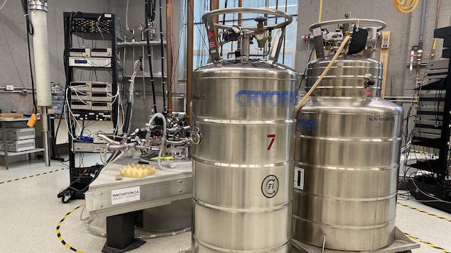 Des cuves d'hélium liquide.