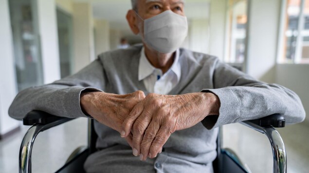 Le masque obligatoire dans les aires communes de certaines RPA du Québec