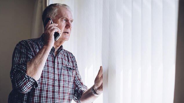 Un homme faisant un appel téléphonique.